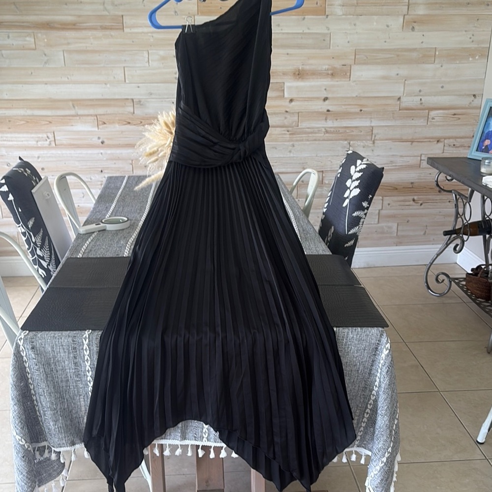 Elegant Black One-Shoulder Dress